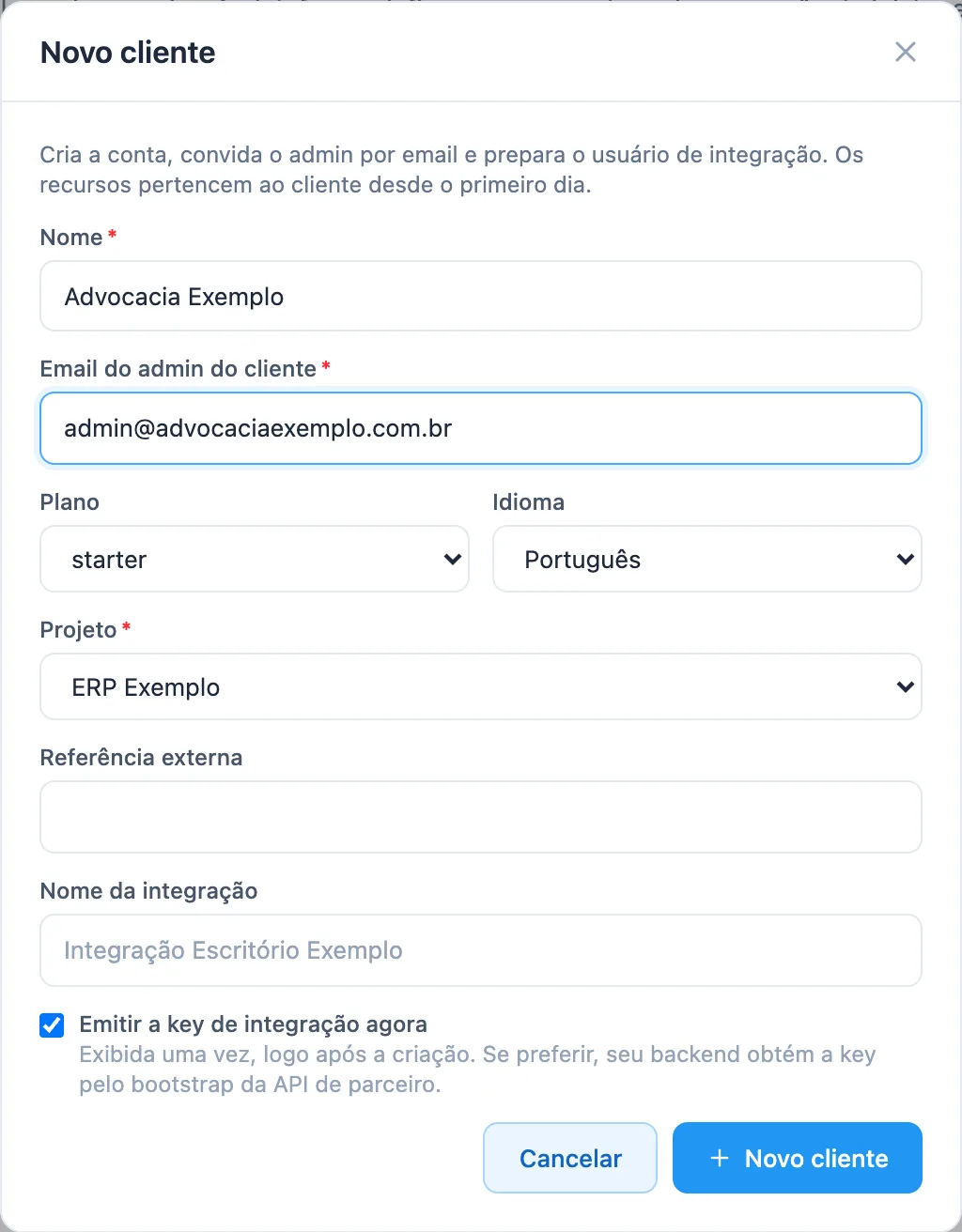 modal Novo cliente com nome, plano, idioma e e-mail do admin preenchidos com dados de exemplo